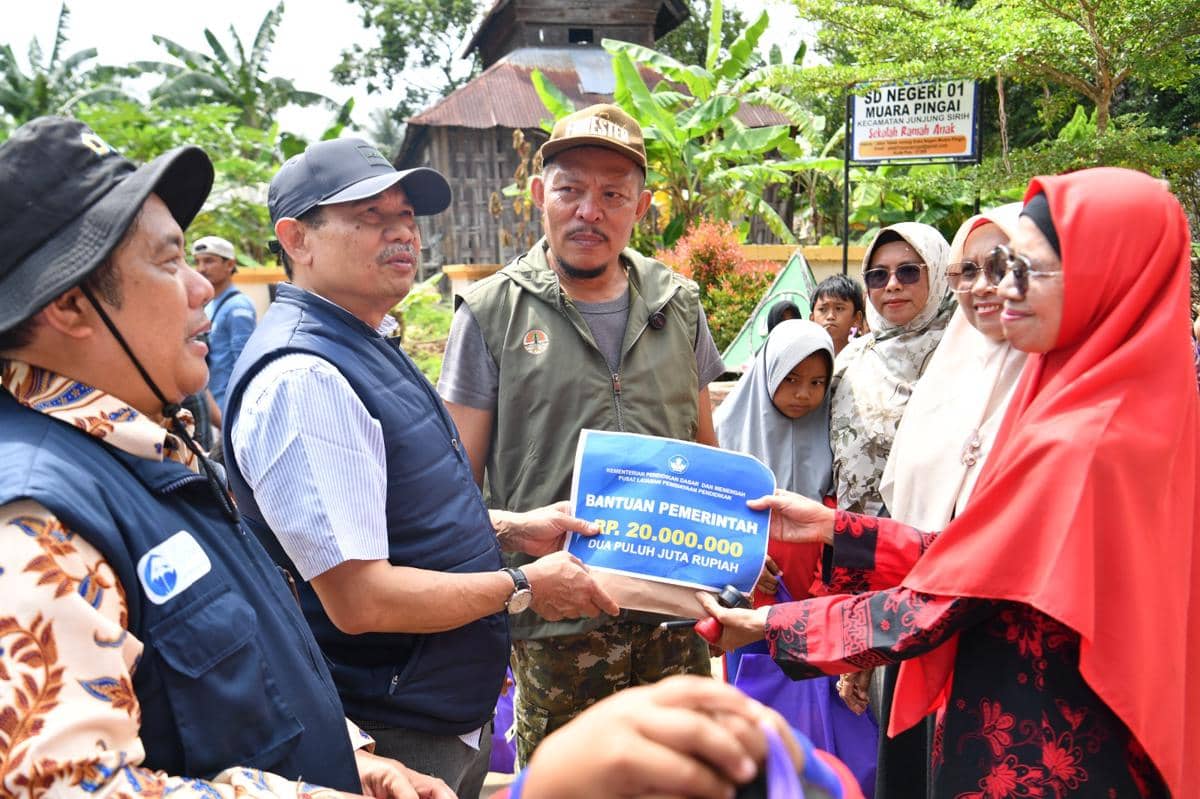 Kemendikdasmen Salurkan Rp32 Miliar bagi Ribuan Guru Terdampak Bencana